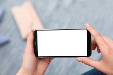 Kadın boş ekran kapalı, eller closeup ile Smartphone tutarak. Metin alanı