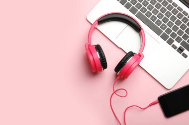 Modern kulaklıklar, telefon ve dizüstü renkli arka plan, düz yatıyordu. Metin alanı