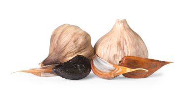 Beyaz arka planda yaşlı siyah sarımsak. Asya mutfağı