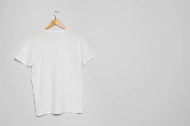 Gri arka planda boş t-shirt ile askı. Tasarım için mock