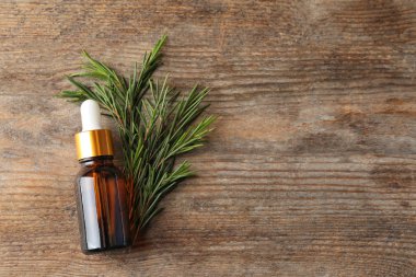 Ahşap masada metin için doğal çay ağacı yağı ve boşluk şişe ile düz yatıyordu kompozisyon