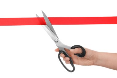 Beyaz arka plan üzerinde makasla kırmızı kurdele kesen kadın. Geleneksel tören