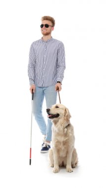 Beyaz arka plan üzerinde uzun baston ve rehber köpek ile Kör kişi