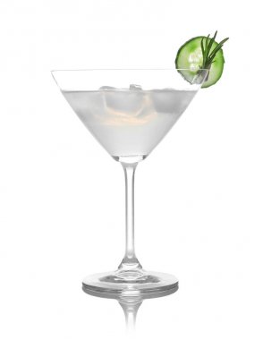 Beyaz arka planda salatalık ve biberiye ile lezzetli martini cam