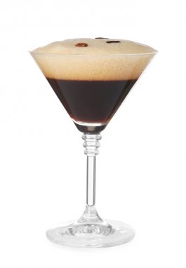 Beyaz arka planda bir bardak espresso martini. Alkol kokteyli