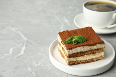 Masada fincan ile Tiramisu kek, metin için alan