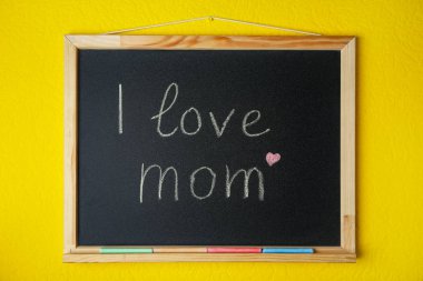 Renkli arka planda I Love Mom yazılı metin ile Blackboard
