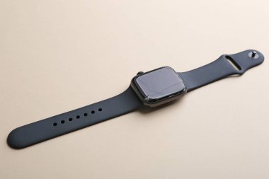 Renk arka plan üzerinde kırık akıllı saat. Onarım hizmeti