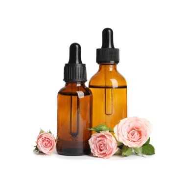 Beyaz izole gül uçucu yağ ve çiçek şişeleri