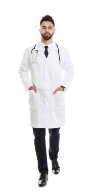 Üniformalı genç erkek doktor, beyaz tenli.