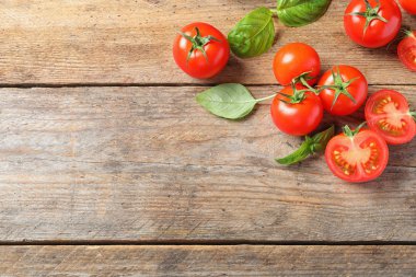 Ahşap arka plan üzerinde taze kiraz domates, düz yatıyordu. Metin için alan