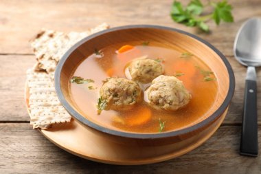 Ahşap masa üzerinde Yahudi matzoh topları çorba Kase