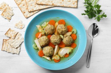 Beyaz ahşap masa üzerinde Yahudi matzoh topları çorba ile Düz yatıyordu kompozisyon