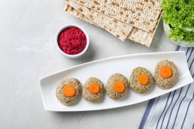 Hafif arka planda geleneksel Hamurfazla (Pesach) gefilte balık plaka ile Düz yatıyordu kompozisyon