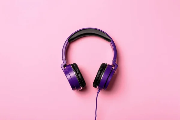 Stylové moderní sluchátka na barevném pozadí, pohled shora — Stock fotografie