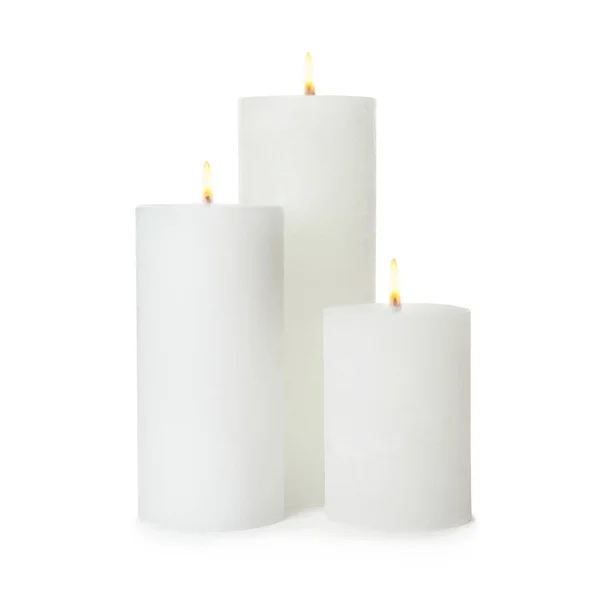 흰색 배경에 세 개의 alight 왁스 촛불 — 스톡 사진