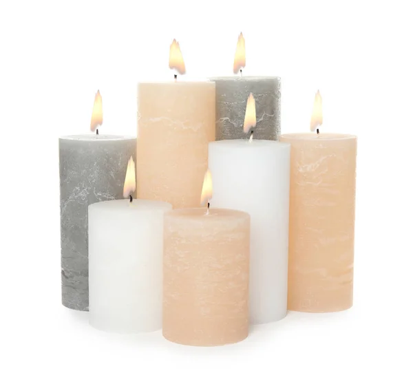 Wiele świece z woskiem wysiądź na białym tle — Zdjęcie stockowe