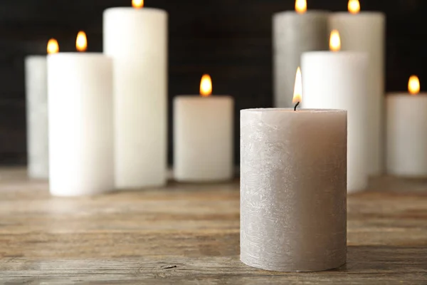 Muitas velas acesas na mesa. Espaço para texto — Fotografia de Stock