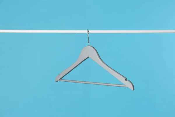 Металлическая стойка с вешалкой для одежды на цветном фоне — стоковое фото