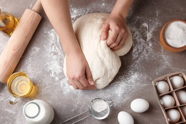 Assadeira feminina preparando massa de pão na mesa da cozinha, vista superior — Fotografia de Stock