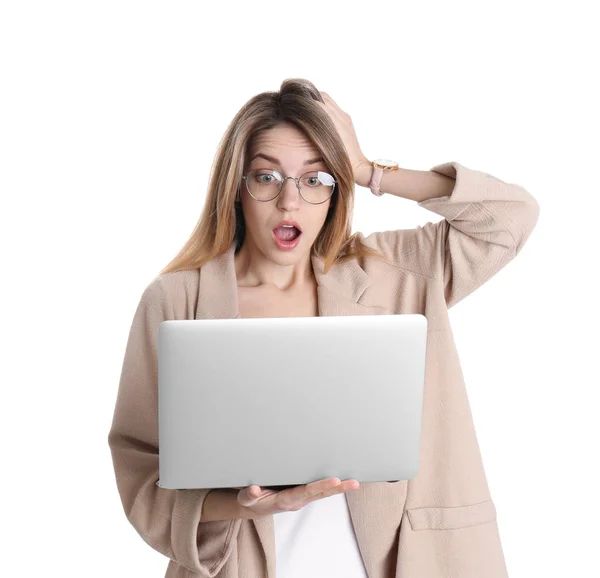Retrato de mulher jovem surpreso no escritório desgaste com laptop no fundo branco — Fotografia de Stock