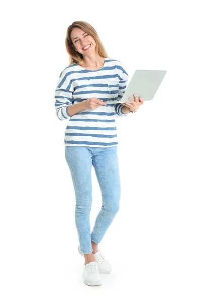 Portrét mladé ženy v příležitostné výbavě s laptopem na bílém pozadí — Stock fotografie