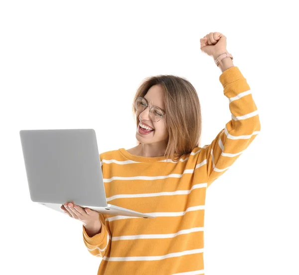 Portrét šťastné mladé ženy v příležitostné výbavě s notebookem na bílém pozadí — Stock fotografie