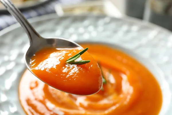 접시 위에 로즈마리를 곁들인 고구마 수프 숟가락, 클로즈업 — 스톡 사진