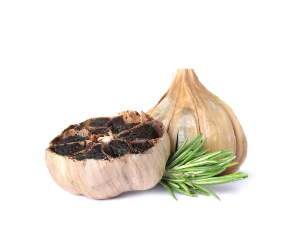 Alter schwarzer Knoblauch mit Rosmarin auf weißem Hintergrund — Stockfoto