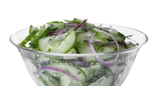 Свежий вкусный салат с огурцом в миске на белом фоне — стоковое фото