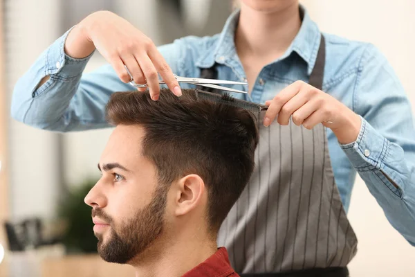 Barber making stylish haircut with professional scissors in beauty salon — Stock Photo, Image