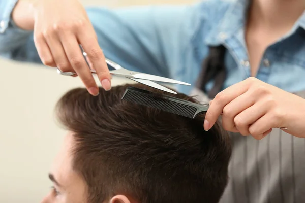 Barbeiro fazendo corte de cabelo elegante com tesoura profissional no salão de beleza, close-up — Fotografia de Stock