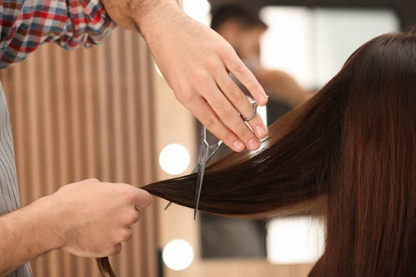 Barbeiro fazendo corte de cabelo elegante com tesoura profissional no salão de beleza, close-up — Fotografia de Stock