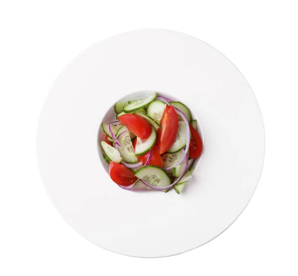 Вкусный свежий салат из помидоров на белом фоне, вид сверху — стоковое фото