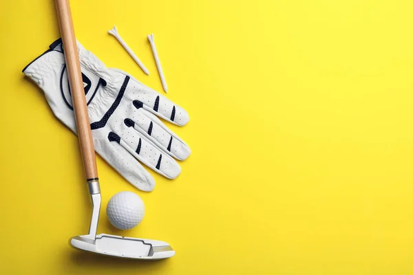 カラー背景、フラットレイ上のゴルフ用品のセット。テキスト用のスペース — ストック写真