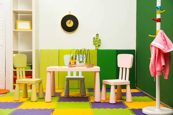 Κομψό εσωτερικό σε αίθουσα παιχνιδιών με τραπέζι και καρέκλες — Φωτογραφία Αρχείου