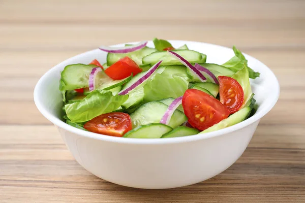 Bol de salade savoureuse avec concombre, tomate et laitue sur la table — Photo