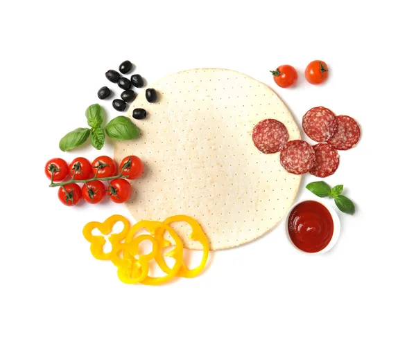 Composition plate avec base et ingrédients pour pizza sur fond blanc — Photo