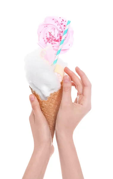 Mujer joven sosteniendo sabroso postre sobre fondo blanco, vista de cerca de las manos — Foto de Stock