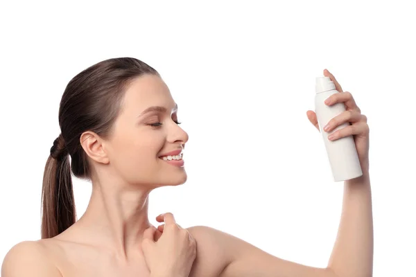 Młoda kobieta nakłada wodę termalną na twarz na białym tle. Produkt kosmetyczny — Zdjęcie stockowe