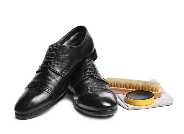 Calzado elegante para hombre y accesorios para el cuidado del calzado sobre fondo blanco — Foto de Stock