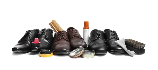 Eleganti calzature da uomo e accessori per la cura delle scarpe su sfondo bianco — Foto Stock