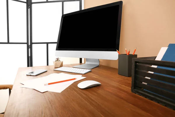 Local de trabalho confortável com computador moderno na mesa. Espaço para design — Fotografia de Stock