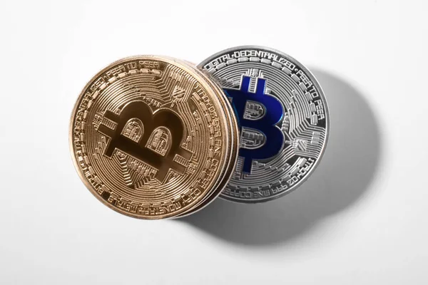Bitcoins de ouro e prata no fundo branco, vista superior. Moeda digital — Fotografia de Stock