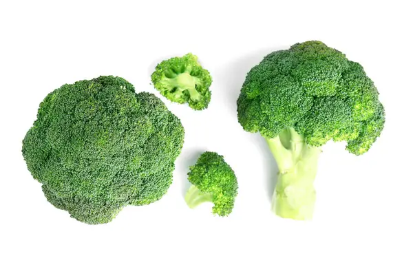 Verse groene broccoli op witte achtergrond, bovenaanzicht. Biologisch voedsel — Stockfoto