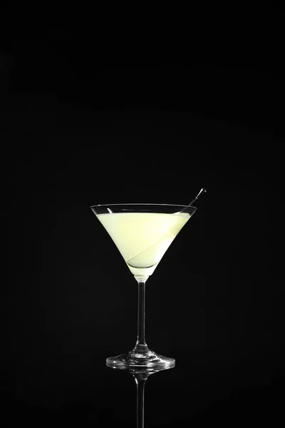 Bicchiere di delizioso martini al cetriolo su sfondo scuro — Foto Stock