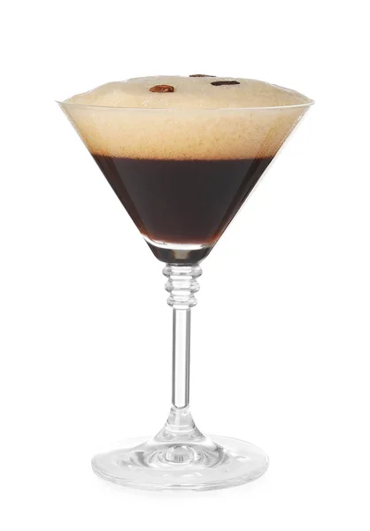 Copo de Espresso Martini sobre fundo branco. Coquetel de álcool — Fotografia de Stock