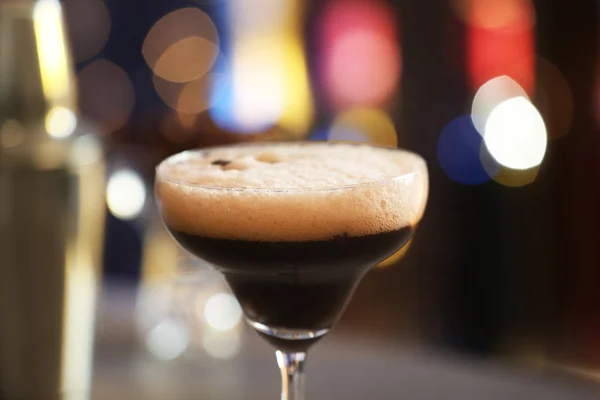 Sklenice kávy espreso s kávovou fazolí v baru. Alkoholový koktejl — Stock fotografie