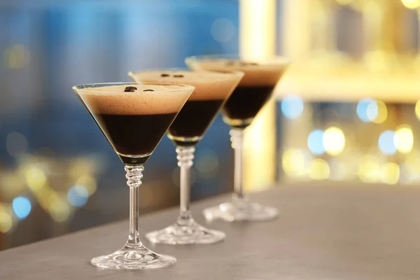 Copos de delicioso Espresso Martini no balcão do bar. Coquetel de álcool — Fotografia de Stock