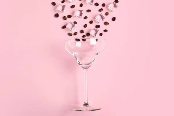 Composição plana com vidro, grãos de café e cubos de gelo no fundo de cor. Receita de coquetel de álcool - Espresso Martini — Fotografia de Stock